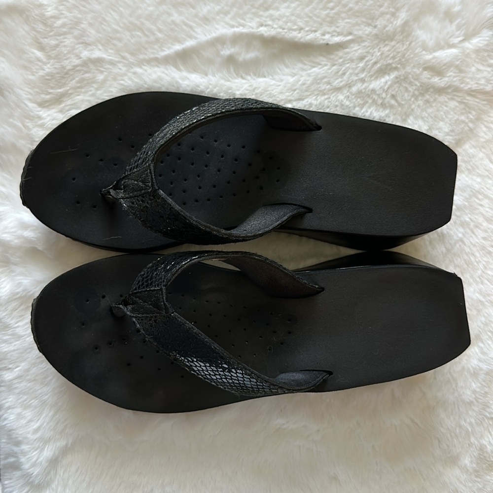 Volatile rattle snake black thong shoes, size 9 - Picture 2 of 5